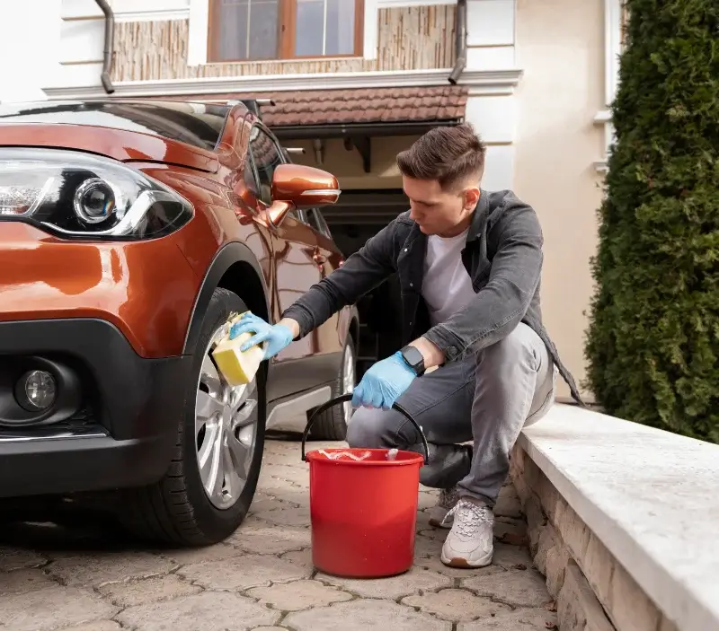 Lavage auto à domicile Équihen-Plage : professionnel intervenant sur un véhicule
